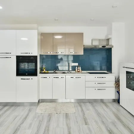 Апартамент Modern Cozy Flat With Parking In Center *